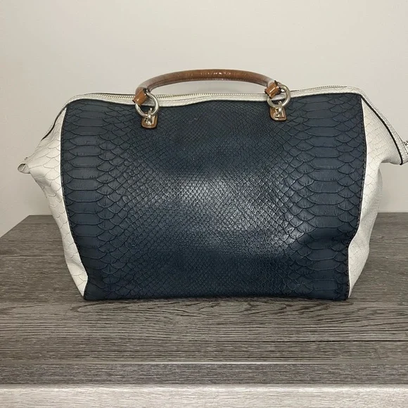 GUESS Satchel Handbag - Picture 2 of 11